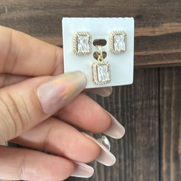 14K Gold Plated Elegant Gold Pendant Necklace and Earring Set - Picture 6 of 8